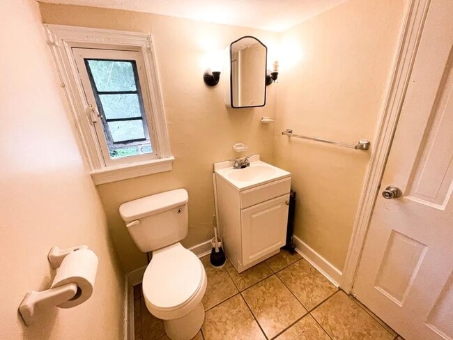 Building Photo - 705 E Seneca St