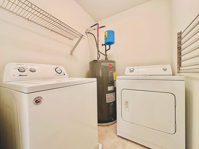 Building Photo - End-Unit 3BR Townhome Minutes to NCSU, Downtown & Crossroads