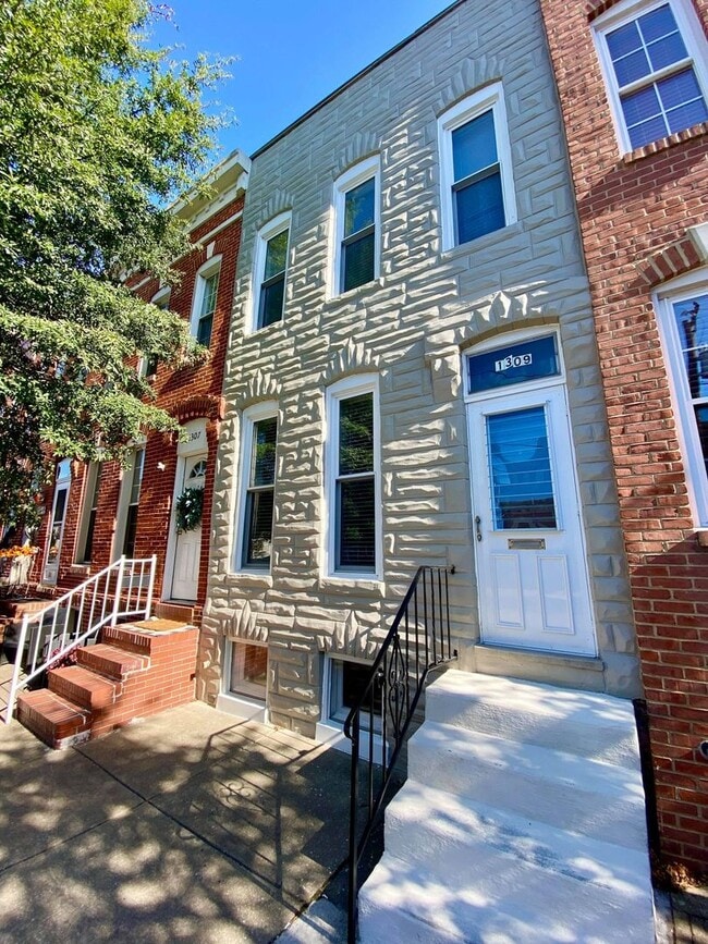 Building Photo - Charming 2 Bedroom/1 Bathroom Townhome in Locust Point, MD!