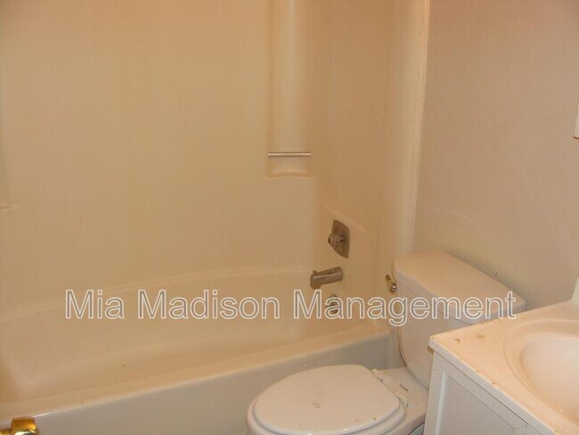 Building Photo - 1 Oak Forest Ln