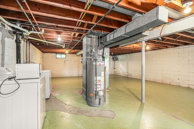 Building Photo - AVAILABLE IN AUGUST! 3 Bedroom, 1 Bath Sin...