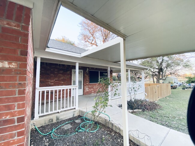 Covered entryway - 1012 Glen Oaks Ct