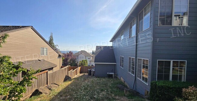 Building Photo - 4+ Bedroom Tigard Home With a Beautiful Vi...