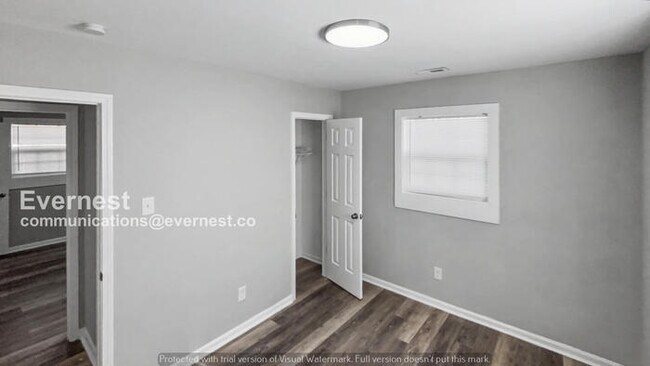 Building Photo - 3 Bed, 2 Bath Home with Off-Street Parking / Pet-Friendly / Vouchers Accepted / Available Now!