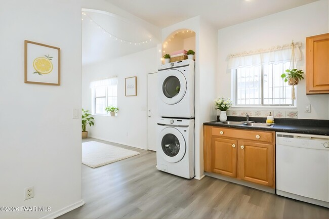 Building Photo - 354 W Delano St