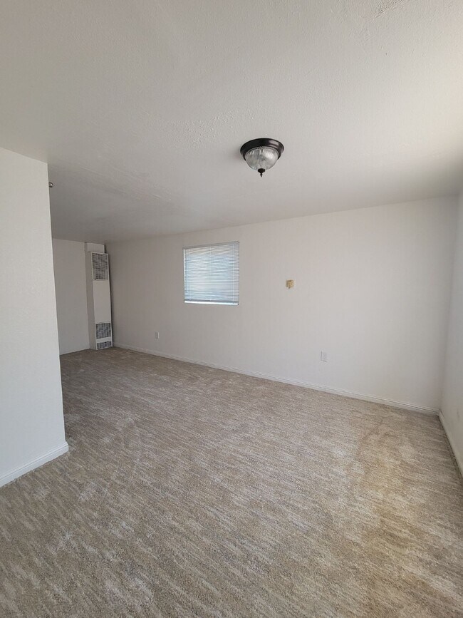Building Photo - 3 Bedroom home conveniently located in the heart of Merced