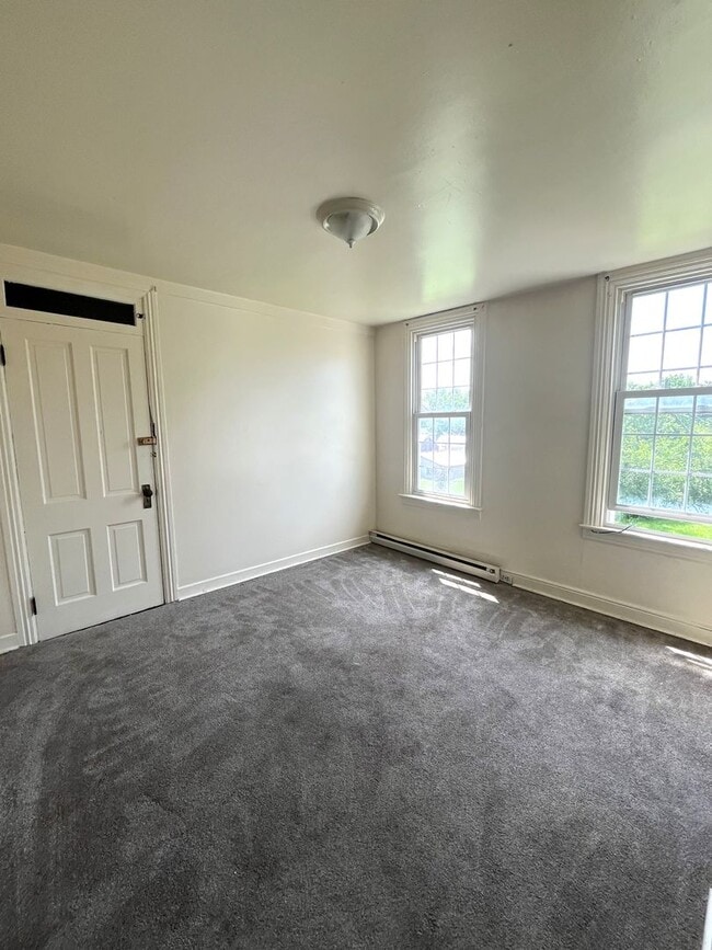 Building Photo - Second-Floor 2 Bedroom / 1 Bathroom Apartm...