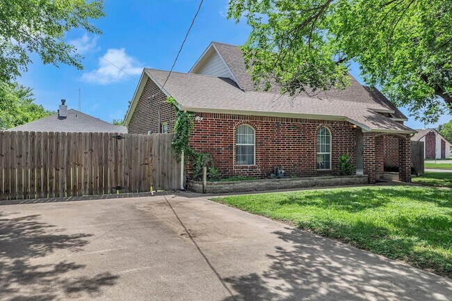 Building Photo - 401 Magnolia St