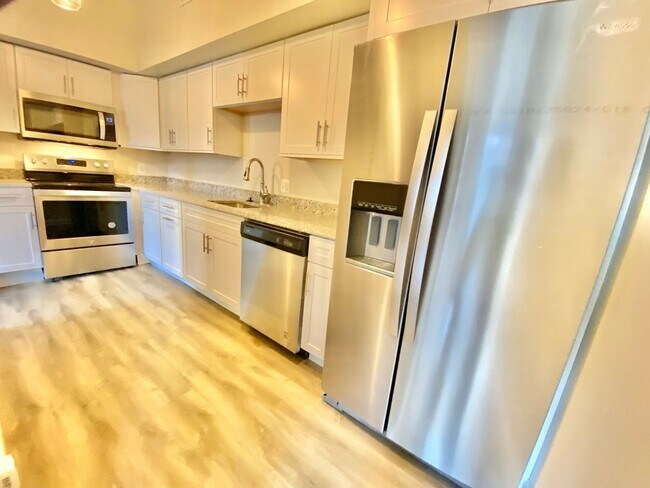 Building Photo - Large  Sunny Dupont Circle 2 bed 2 bath Ap...