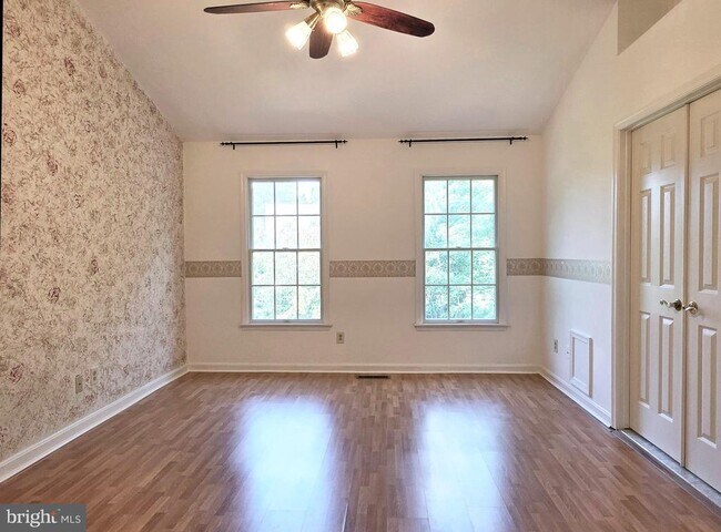 Building Photo - 937 Walnut Wood Rd