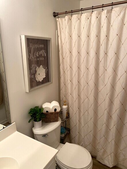 Guest Bathroom - 9848 Sherwood Farm Rd
