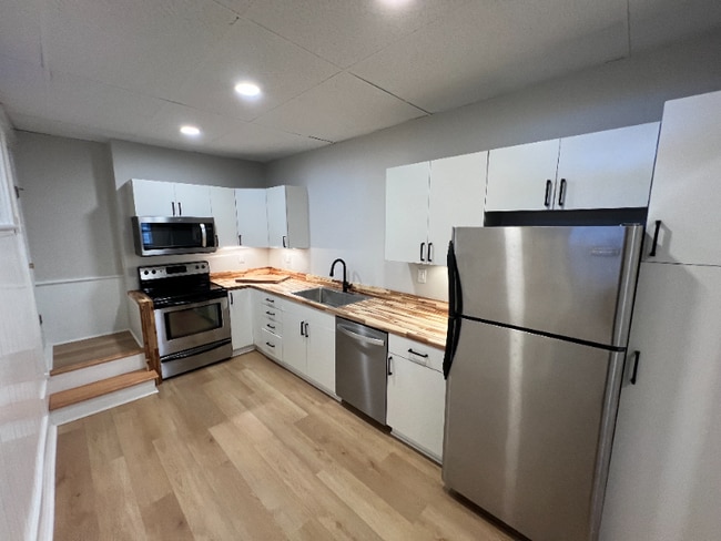 Building Photo - 125 N George St