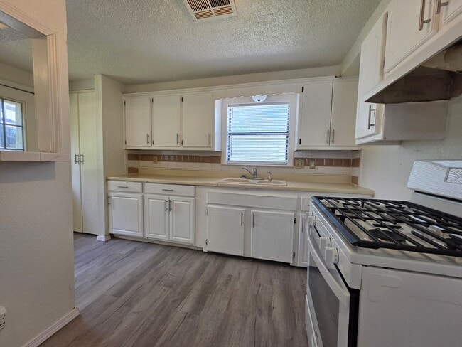 Building Photo - 3 bedroom home in Shawnee!