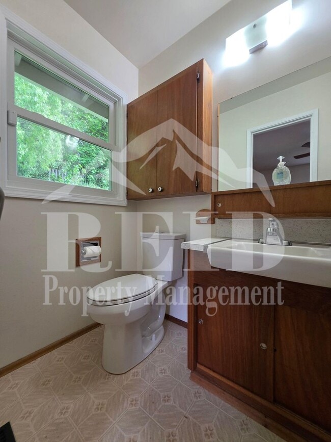 Building Photo - Central Kitsap Home with Large Fenced Yard Close to Shopping, Base, & Kitsap Lake