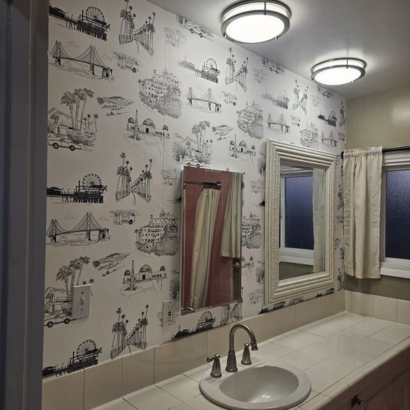 Building Photo - 518 Palm Dr