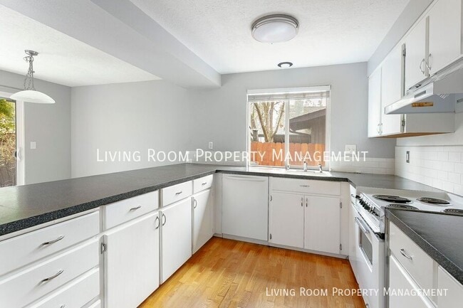 Building Photo - 12233 SE River Rd