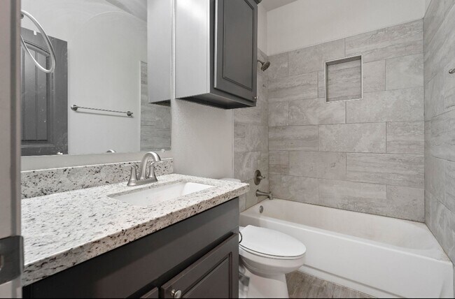 Building Photo - 4 bed 2 bath in North Pointe now available