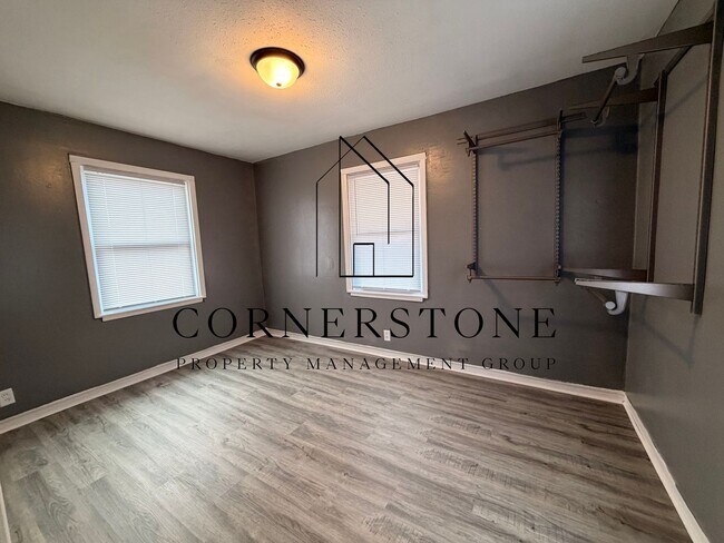 Building Photo - N 14th St Triplex