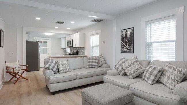 Building Photo - 1233 Oakwood Rd