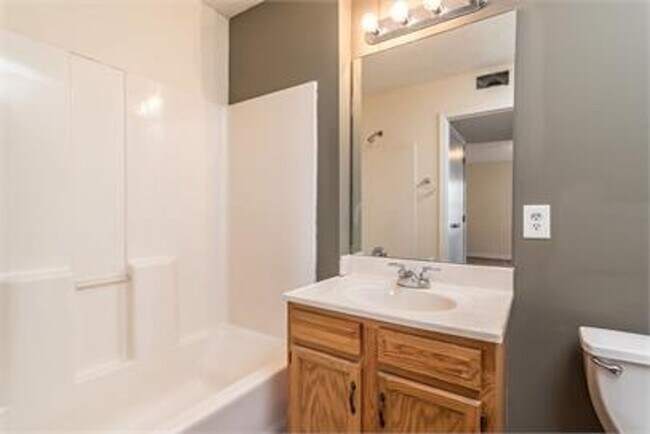 Building Photo - Creek Pointe