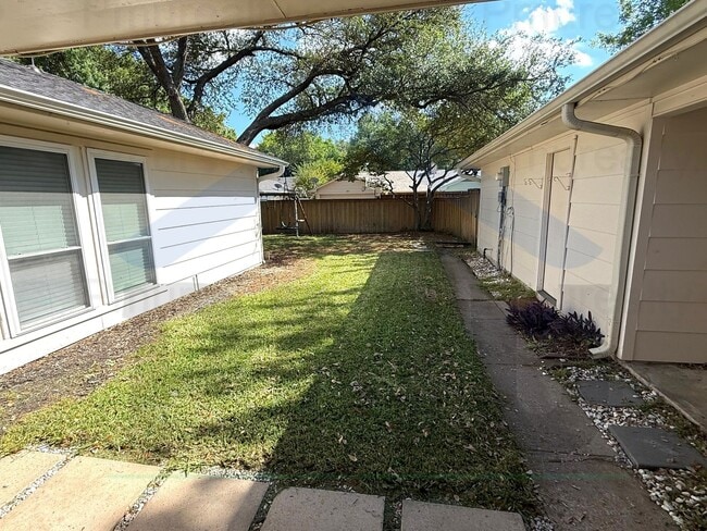 Building Photo - AVAILABLE NOW!!! Beautiful 4-bedroom, 2.5-bath home in the heart of Richardson