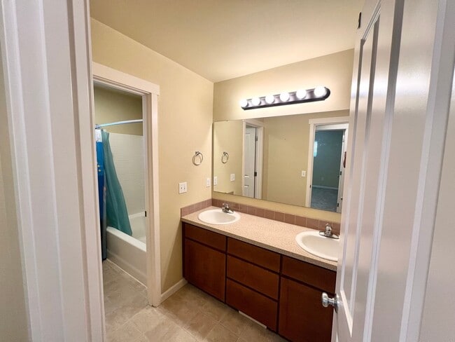 Building Photo - MOVE IN READY: 4bd 2.5ba 2,086 sq ft