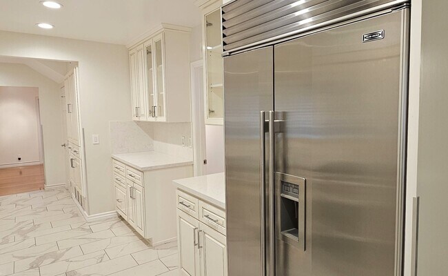 Building Photo - Stunning 3 Bedrooms, 2 Baths Valley Village home with detached, private Recording Studio