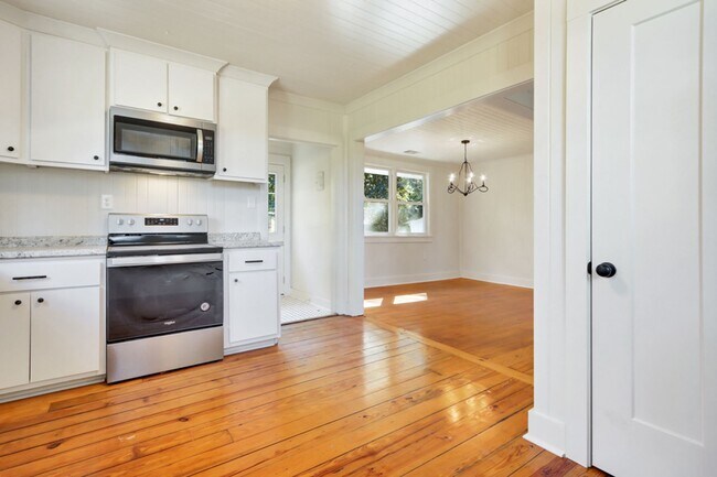 Building Photo - Great location