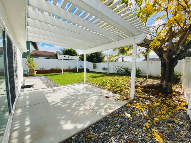 Building Photo - Modern Elegance in North Clairemont! Updat...