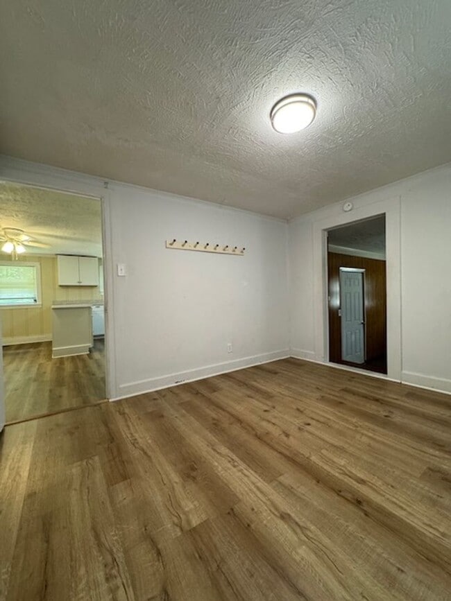 Building Photo - 301 Woodview Dr