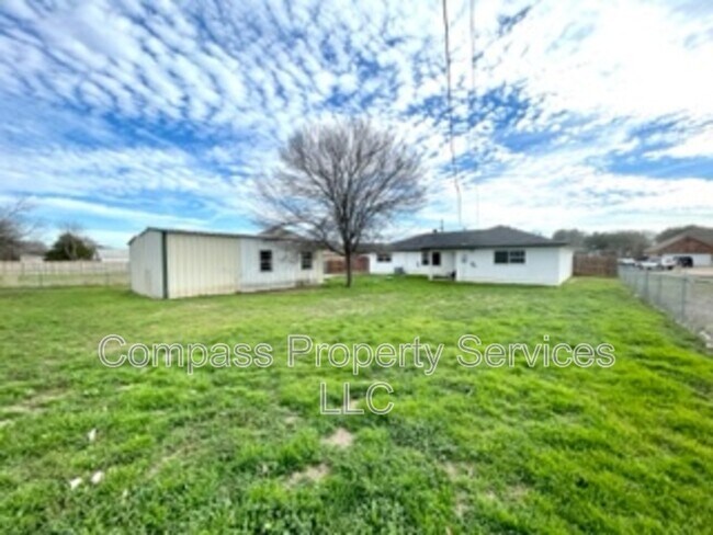 Building Photo - 396 Fernwood Dr