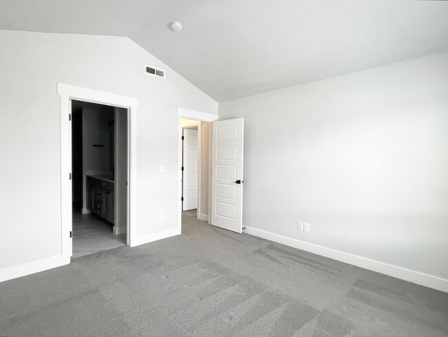 Building Photo - Awesome Corner Townhome at Mountain Ridge!