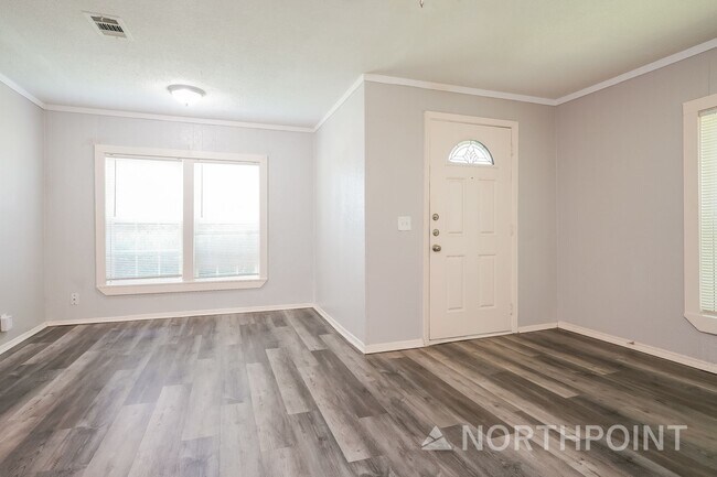 Building Photo - 2 BR/1BA | Newly Renovated Single Family Home |  Gated backyard