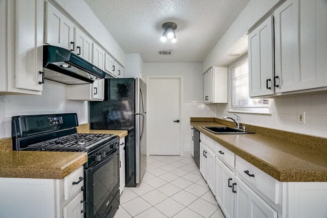 Building Photo - 5722 Shreveport Dr