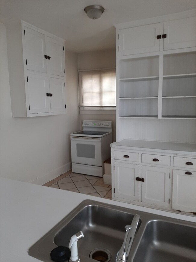 Building Photo - College Housing - 4 bedrooms