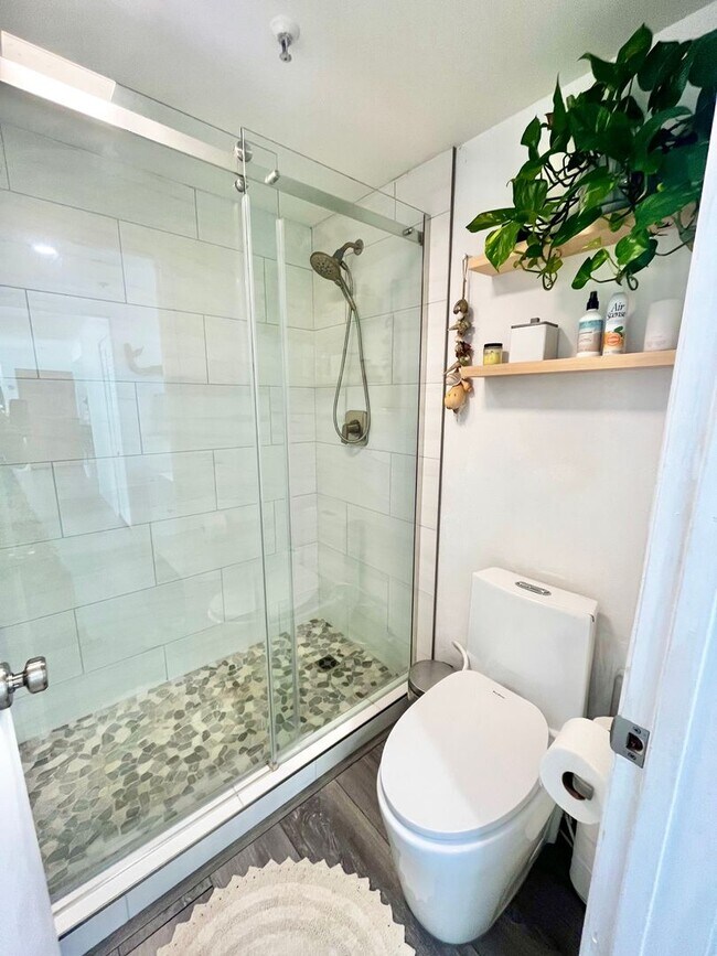 Building Photo - Live in Luxury Right on the Bay! Assigned Parking! Peek A Boo Bay View!