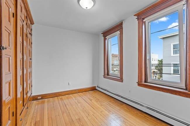 Building Photo - 201 19th St