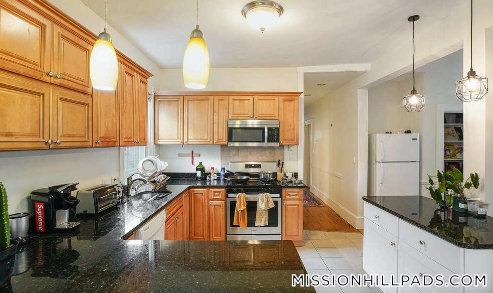 Building Photo - 13 Sachem St