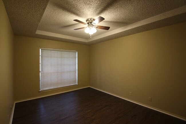 Building Photo - Spacious 2-Bedroom, 2-Bathroom Duplex with...