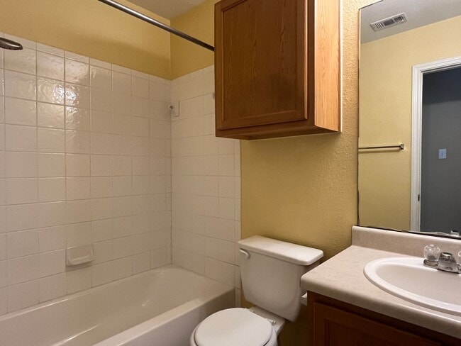 Building Photo - Great 3/2.5 Townhouse in Great Location
