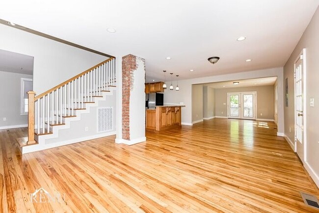 Building Photo - 501 Park Cir