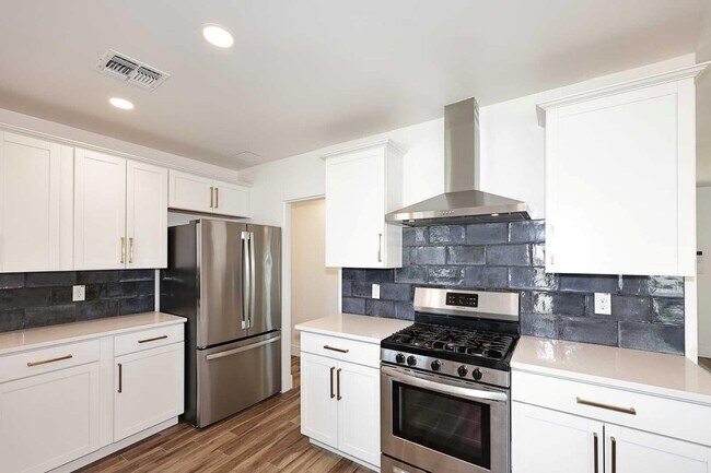 Building Photo - 716 W 11th St