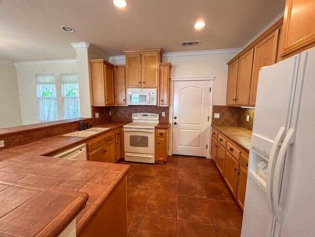 Building Photo - MOVE IN SPECIAL $500 OFF FIRST MONTHS RENT. 3 Bedroom Home for Rent in Orland CA | Pet Friendly, ...