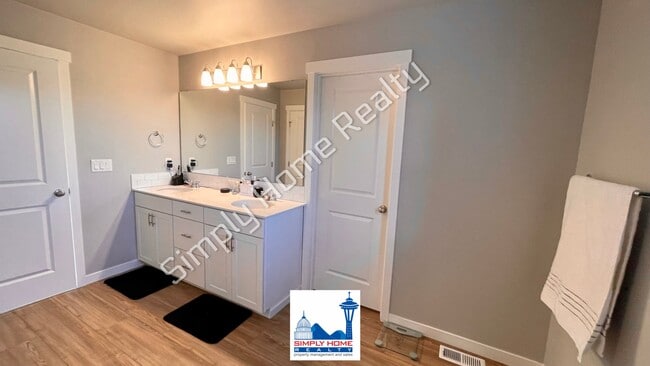 Building Photo - Step into the luxurious comfort of your dream home!