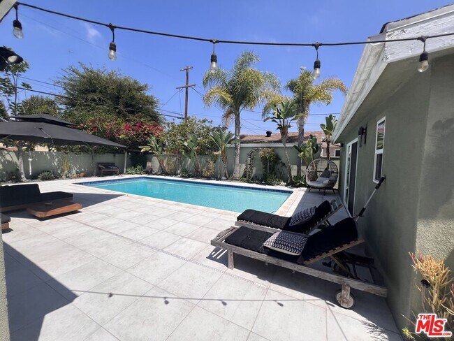 Building Photo - 7865 Bleriot Ave