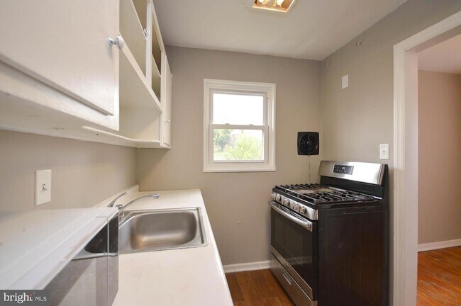 Building Photo - 5000 Surrey Ln