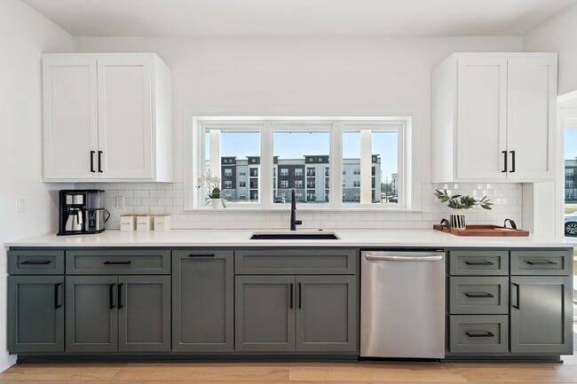 Building Photo - Fully Furnished 4 Bedroom + Bonus Room
