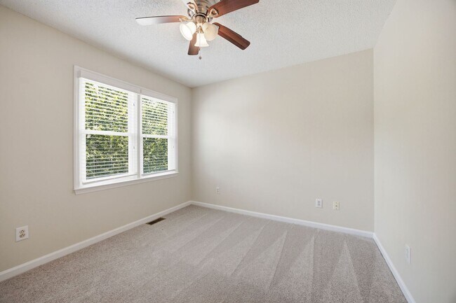 Building Photo - Beautiful End-Unit Townhome with Fresh Updates in Convenient Raleigh Location!