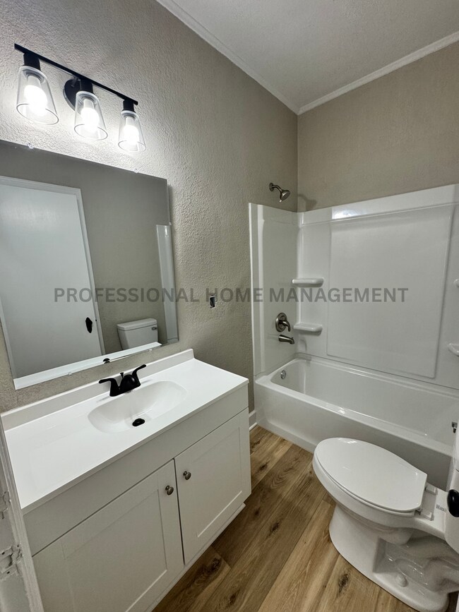 Building Photo - Charming 2-Bedroom, 1-Bath Home with Finis...