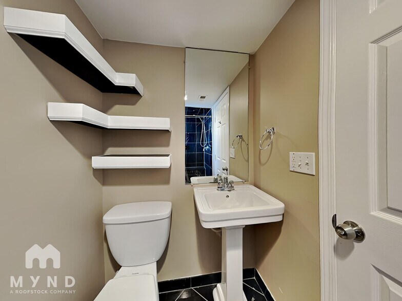 Building Photo - 347 Leona Dr